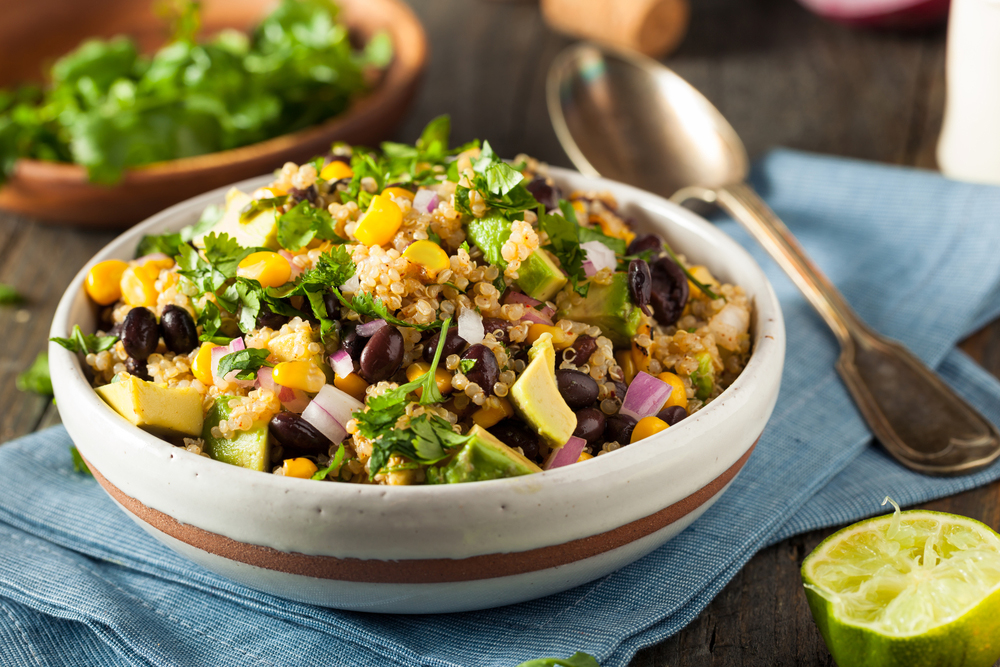 receta de ensalada de quinoa, frijoles y aguacate al estilo mexicano