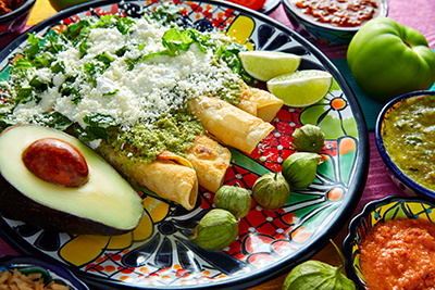 ▷ Flautas de pollo con salsa verde mexicana | Blog de Cocina Internacional