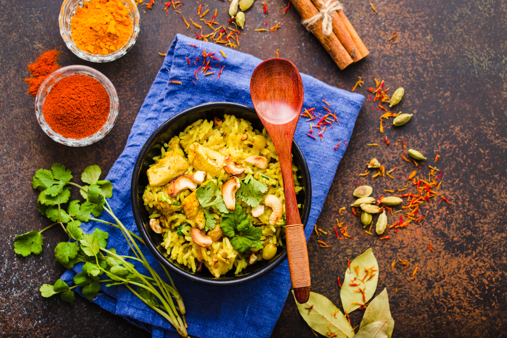 Variedad de especias y condimentos para cocinas de la cocina india