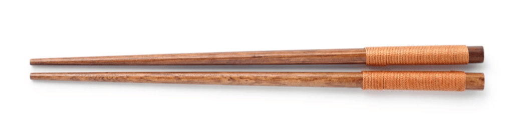 Palillos chinos de madera y cuerda alineados
