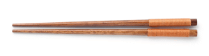 Palillos chinos de madera y cuerda alineados