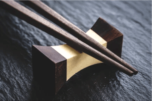 Palillos japoneses sobre hashioki (descansa palillos)